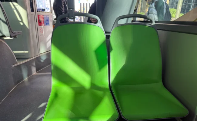 Grüne Sitze in einem Bus als Symbol grüner Mobilität